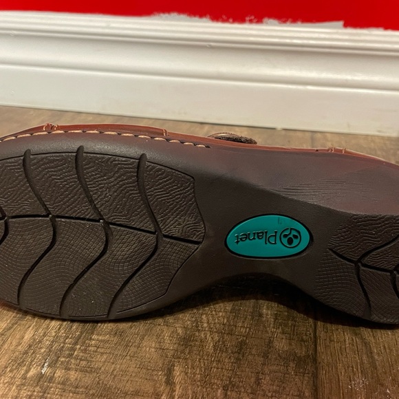 NEW Planet Leather Shoes - Picture 4 of 4